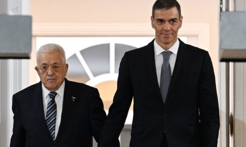 אחזו&nbsp;ידיים בהתרגשות: אבו מאזן ורה"מ הספרדי במופע אנטישמי