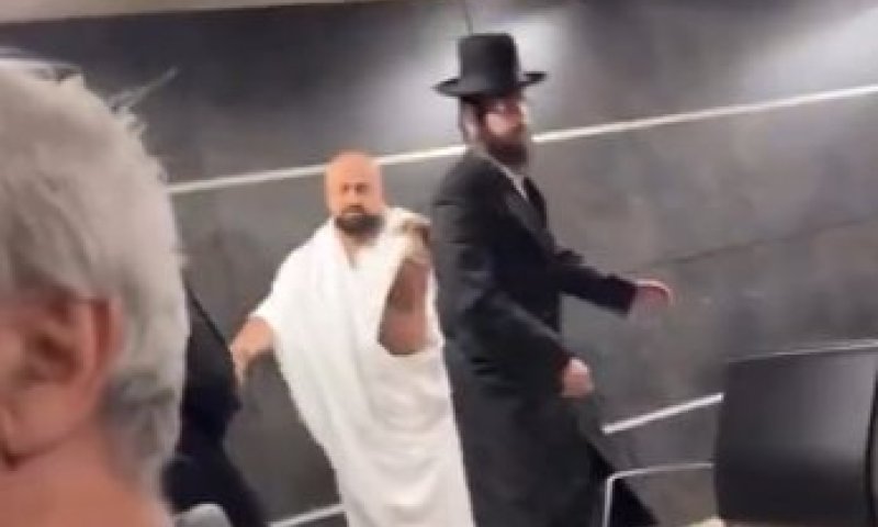 תיעוד: מוסלמים דוחפים חרדים שהתפללו בשדה תעופה