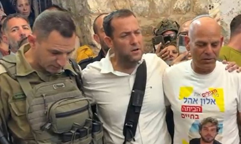עם אב החטוף: תפילה המונית בקבר יוסף להצלחת התמרון בעזה