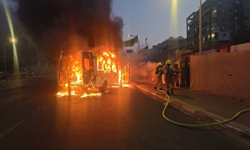 מיניבוס עלה באש סמוך לגבעת שמואל, כביש 4 לכיוון דרום נחסם