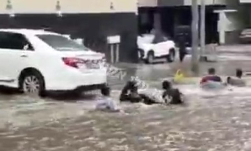 לא נבהלים מהמים: בסעודיה מצאו דרך יצירתית ליהנות מההצפות
