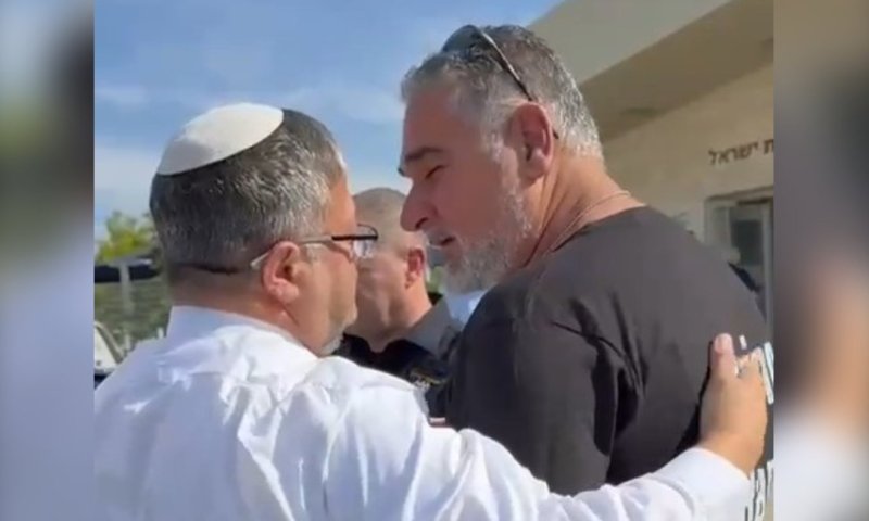 חיבוקים והתרגשות שיא: המפגש המרגש בין השר בן גביר לאביו של רן גואילי הי"ד