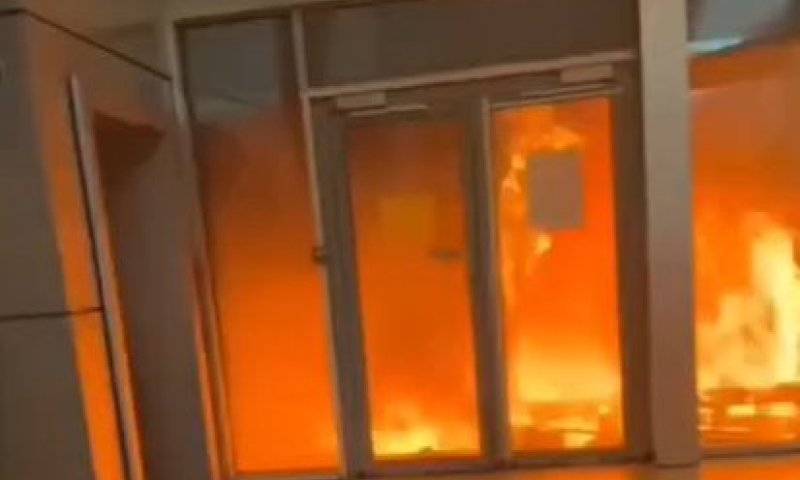 גל מהומות ענק: ניידות ומוסדות הוצתו, ולפחות 600 בני אדם נעצרו