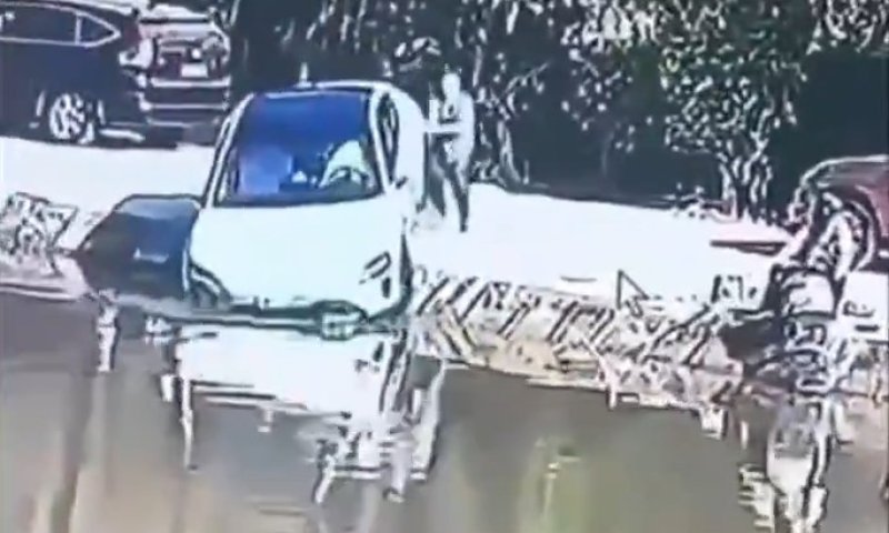 סין: רכב חשמלי כמעט נפל למים בגלל מערכת חניה חכמה