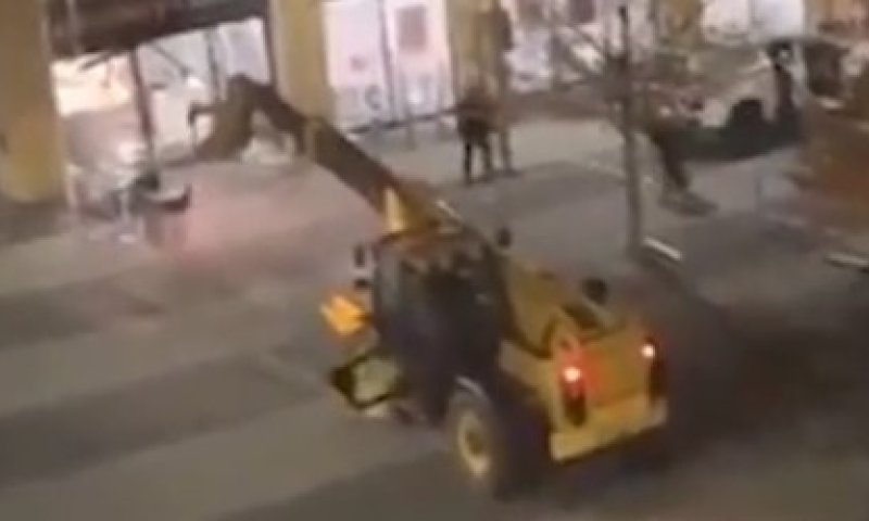 בתוך 5 דקות: פרצו לחנות בבריטניה ועקרו את הכספומט 