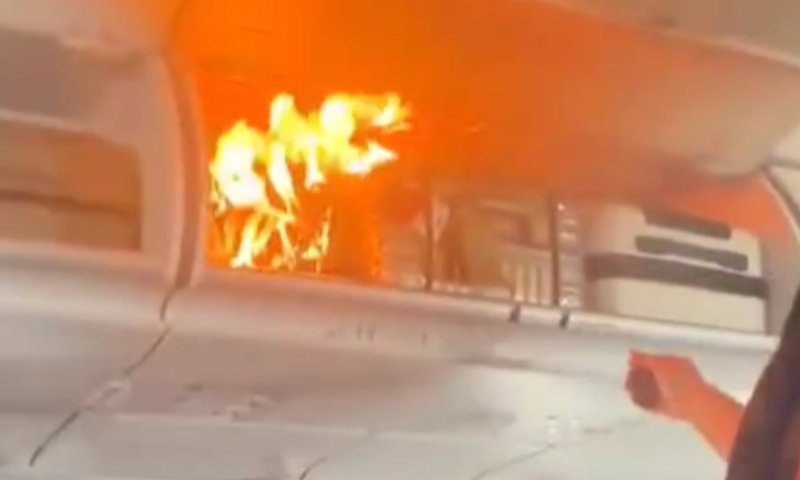 אימה באוויר: סוללת גיבוי עלתה באש במהלך הטיסה