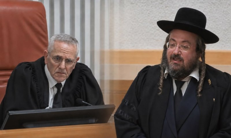עוה"ד החרדי לשופטים: "התורה אוסרת עלינו להתגייס", מינץ התווכח