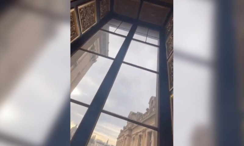 שלושה חודשים לאחר השוד הנועז במוזיאון הלובר: כך נראה החלון ממנו נכנסו השודדים 