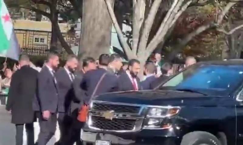 ארה"ב: נשיא סוריה אחמד א-שרע מנופף לתומכיו ברחובות וושינגטון 