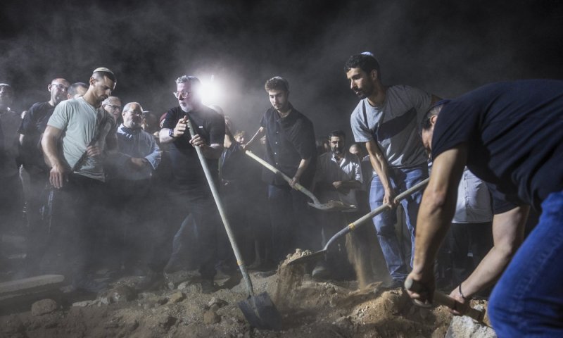 "צעק לי 'תברח' והציל את חיי": בנו של הנרצח בפיגוע משחזר את רגעי האימה