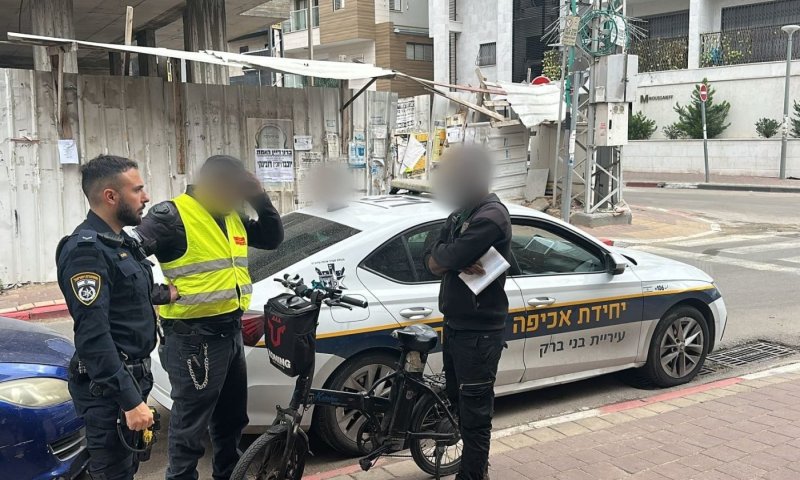 עשרות דו"חות תנועה במבצע אכיפה בבני ברק נגד רוכבי דו גלגלי 