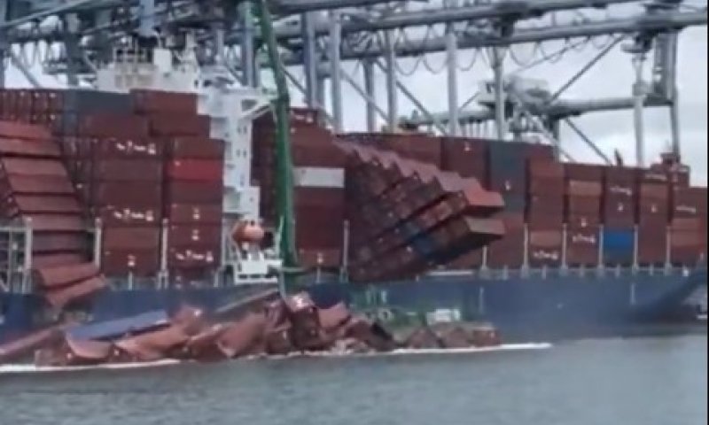 תיעוד חריג מקליפורניה: עשרות מכולות נופלות בזה אחר זה לתוך המים
