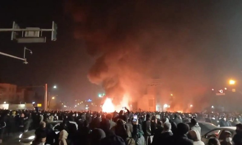 טראמפ במסר לאיראנים: "ארה"ב מוכנה לעזור"; בבית הלבן דנים באפשרויות תקיפה