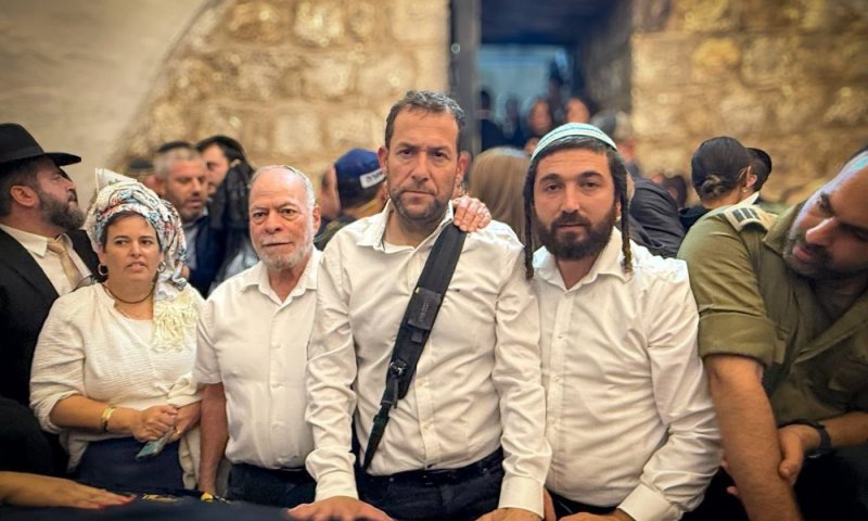לקראת חזרת החטופים: אלפים שרו והתפללו בקבר יוסף