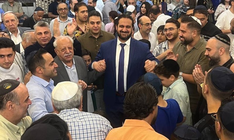 תיעוד שכמותו לא נראה: הרב הראשי של איראן נישא על הכתפיים | צפו