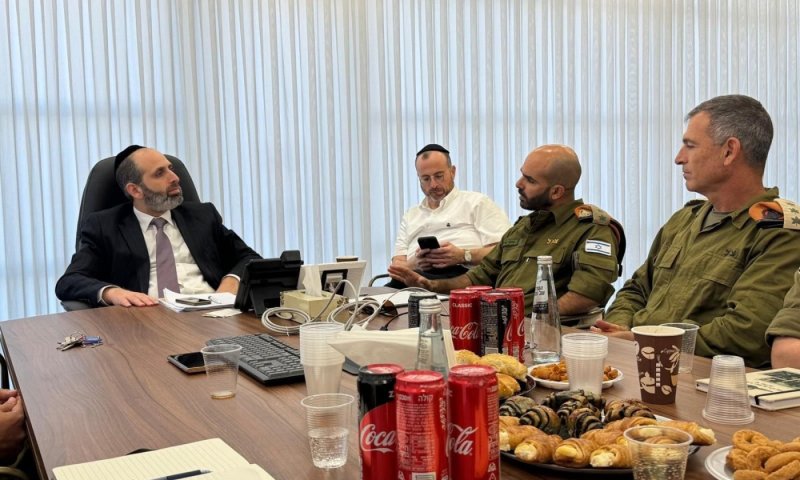 אלעד נערכת: בכירי פיקוד העורף נפגשו עם ראש העיר
