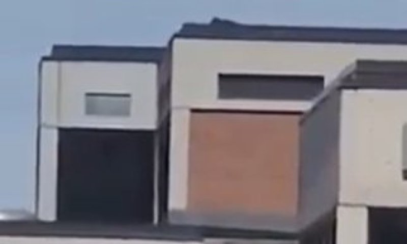 תיעוד מהגג: האם הרוצח צלף בצ'ארלי קירק ונמלט? המצוד נמשך