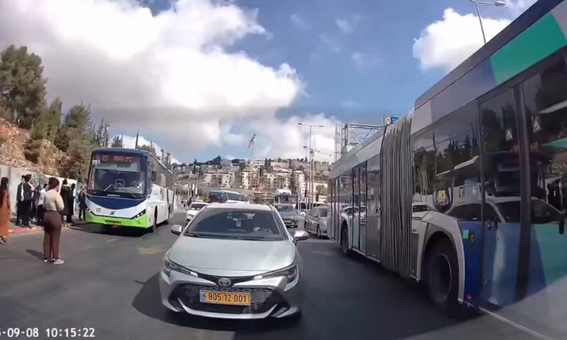 תיעוד חדש מהפיגוע בצומת רמות: נהגים לכודים בפקק תחת אש המחבלים | צפו