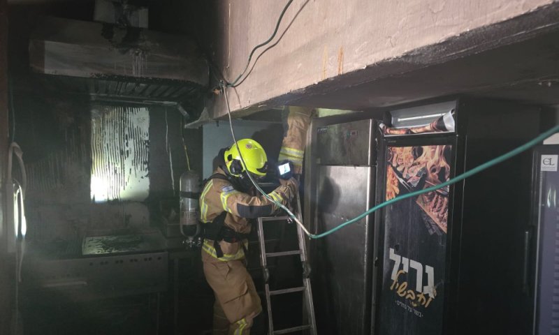 שריפה פרצה במסעדה בעיר החרדית, ילד וצעיר פונו לבית החולים