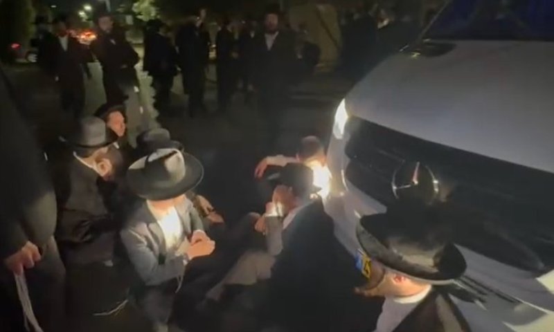 עימותים אלימים בכלא 10 &ndash; מוחים עצרו טנדר עם עריקים בדרך למעצר