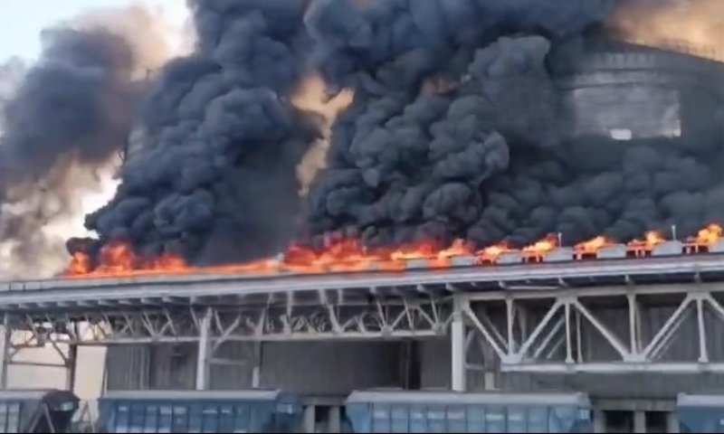 צפו: שריפה ענקית בנמל בעיר צ'ורנומורסק, אוקראינה