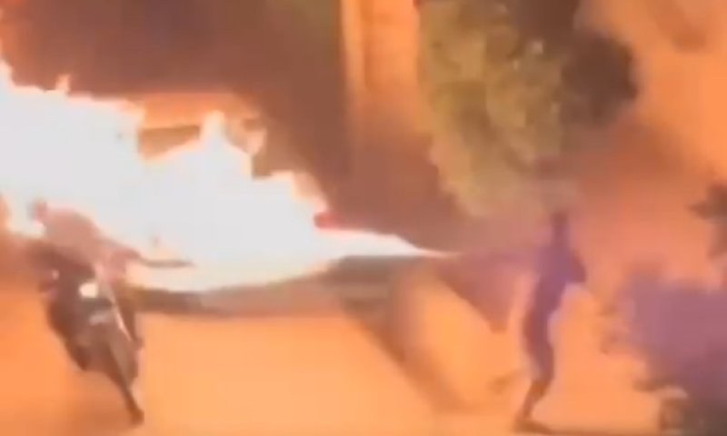 המחאה באיראן נמשכת: מפגין מצית אנשי משטרה