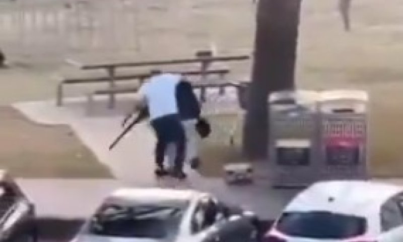נורה פעמיים והסתער: המוסלמי שנטרל את המחבל בסידני | צפו