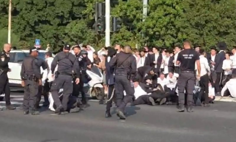 מחאות בכפר סבא ובכביש 4 בעקבות מעצר עריק - שהגיע לתחנת המשטרה