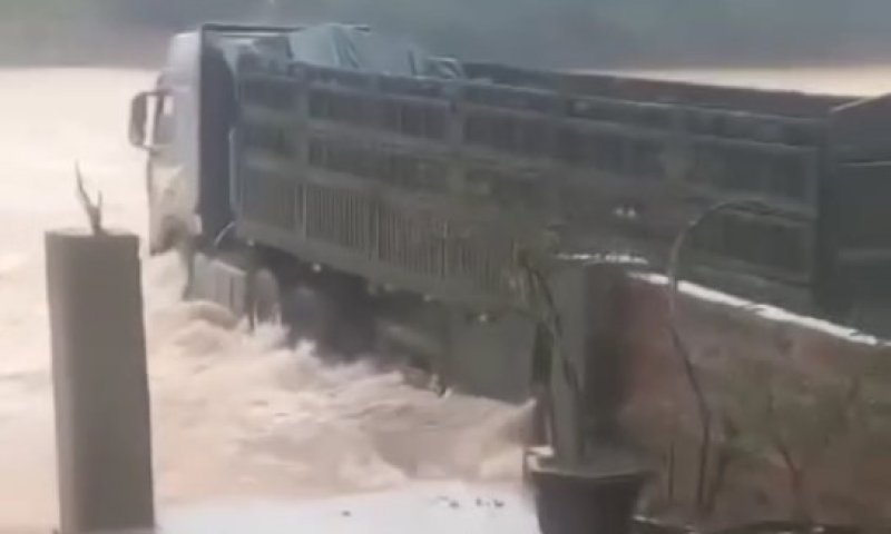 וייטנאם: נהג משאית פרץ מחסום ונסחף בשיטפון