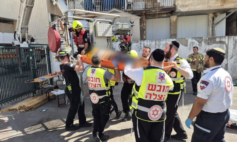בני ברק: קשיש נפל מערימת כיסאות במהלך בניית סוכה, חולץ במנוף