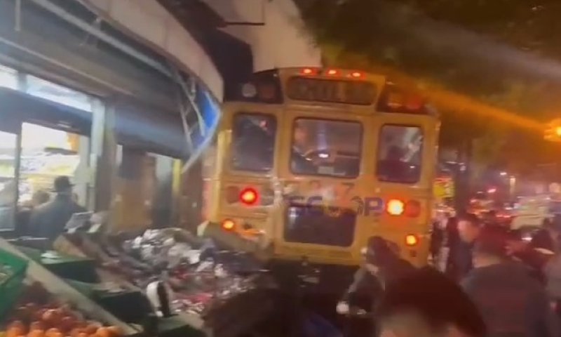 בפלטבוש החרדית: אוטובוס בית ספר דהר לאחור והתנגש בחנות &ndash; בנס אין נפגעים