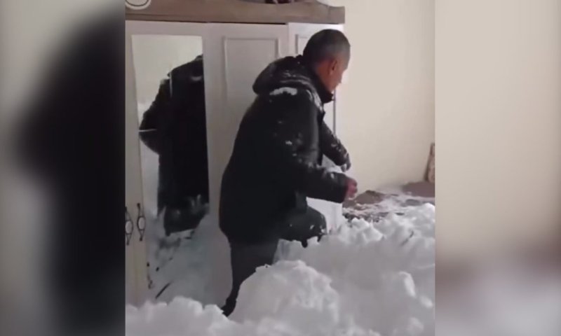 מפולת שלגים פרצה לתוך בית בטורקיה: כך זה נראה