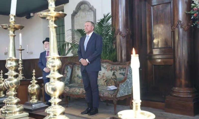 בבית כנסת לאור נרות: מלך הולנד מציין 350 שנה עם הקהילה היהודית