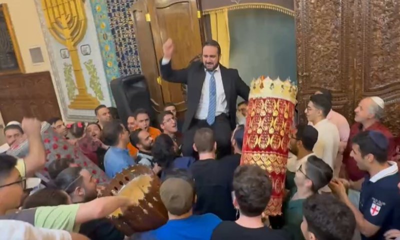 תיעוד מרגש: צעירי טהראן הניפו את הרב הראשי ורקדו