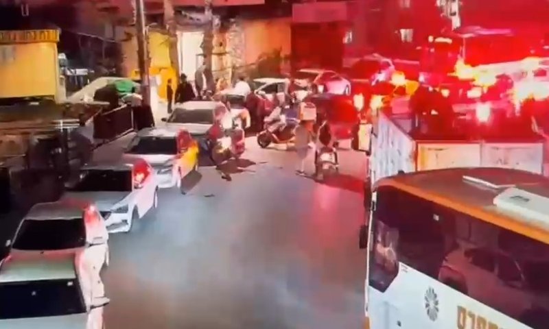 שיבש ראיות ונהג ללא רישיון: מתנגש באדם ומעלים את האופנוע מהזירה | תיעוד דרמטי