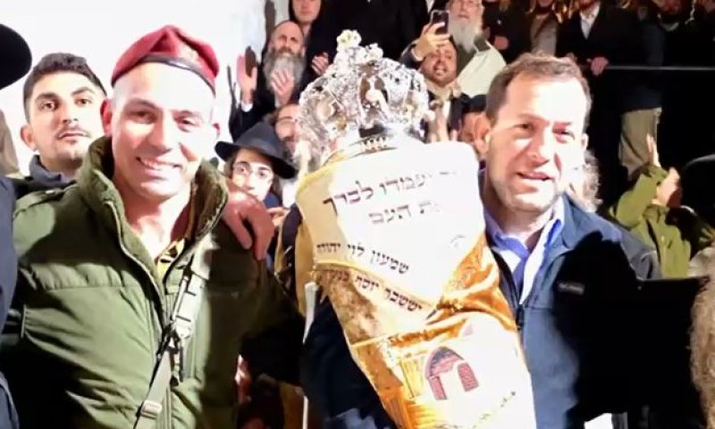 במעמד מרגש: ספר תורה הוכנס הלילה לקבר יוסף בשכם