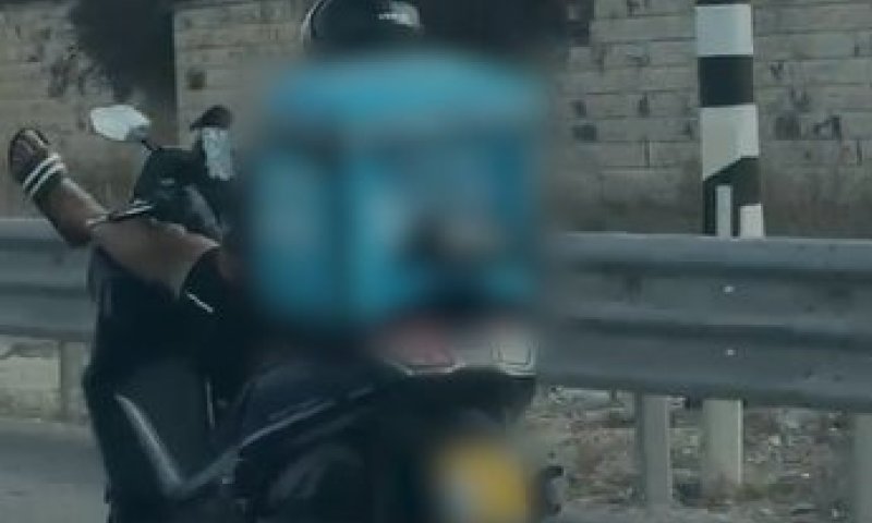 רגליים על הכידון ו"לייק" למצלמה: רוכב הקטנוע זומן לדין