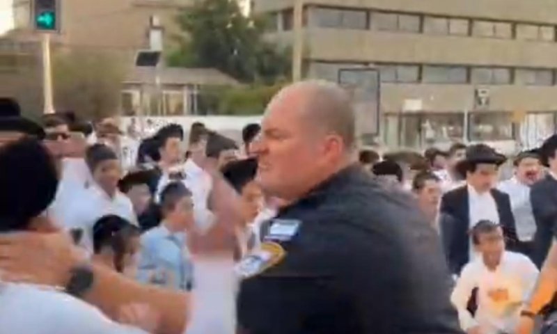 קצין משטרה תועד מכה נער בהפגנה בבני ברק - ויועבר מתפקידו עד לבירור
