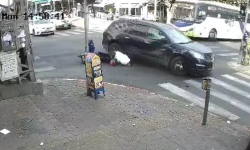 תיעוד קשה מבני ברק: רוכב אופניים התנגש חזיתית ברכב והתרסק במקום
