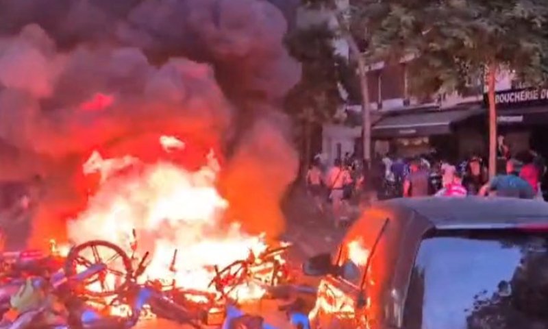 מהומות ענק בצרפת: מאות עצורים, שוטרים פצועים וונדליזם ברחובות | צפו