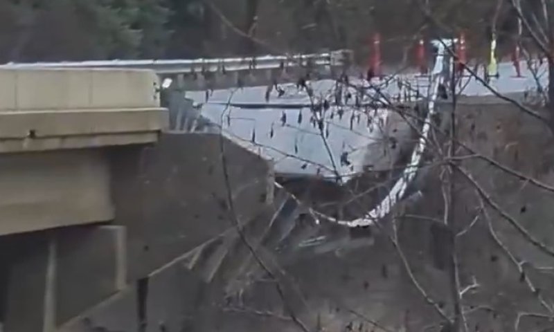 ההצפות במונטנה: גשר קורס לתוך מים שוצפים
