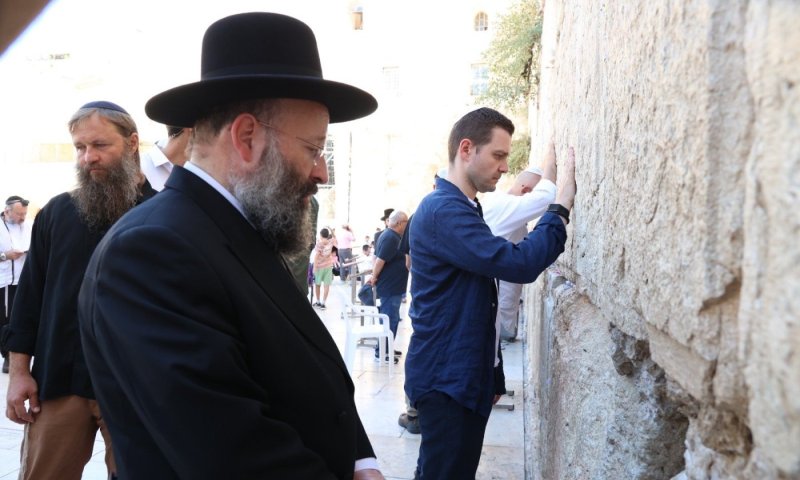 חיזוק קשרים מדיניים: שר החוץ של צפון מקדוניה ביקר לראשונה בכותל המערבי