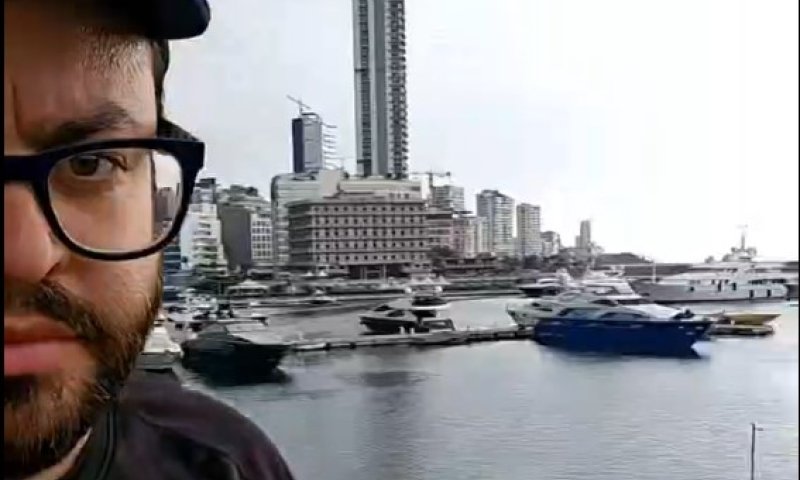 ללא חשש: הבלוגר תיעד את עצמו במרינה של ביירות מדבר בעברית