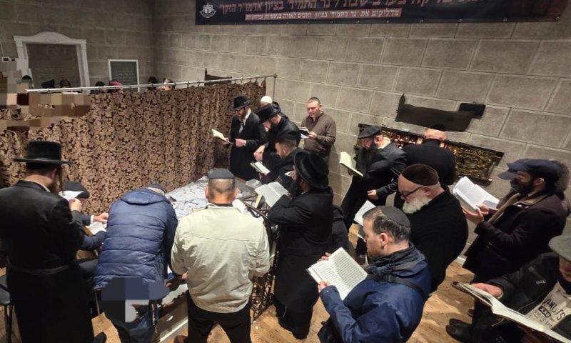 למרות הקור הכבד: מתפללים רבים הגיעו לבעל התניא