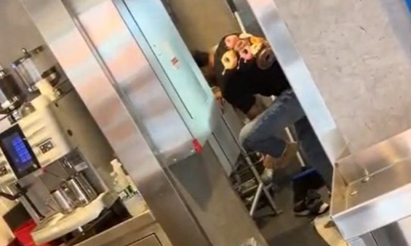 סערה בניו יורק: עובד דאנקן דונאטס צולם שוטף רגלים בכיור המטבח