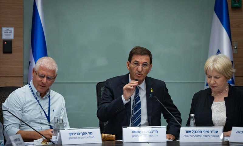 ביסמוט: "תתעוררו כולם&ldquo; &bull; איזנקוט: "החוק יפרק את צה"ל"