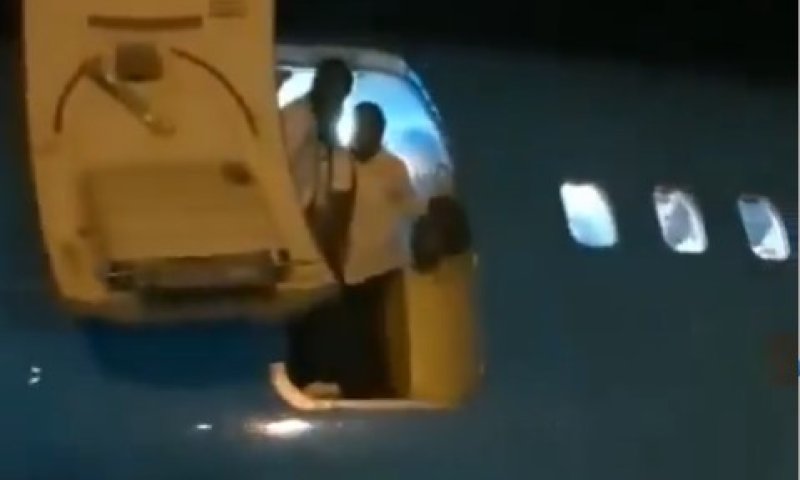 הזוי: נוסעים בקונגו נאלצו לקפוץ מהמטוס כי לא היה מדרגות