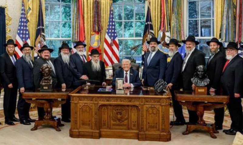 משלחת רבנים העניקה לנשיא טראמפ קופסת צדקה מכסף