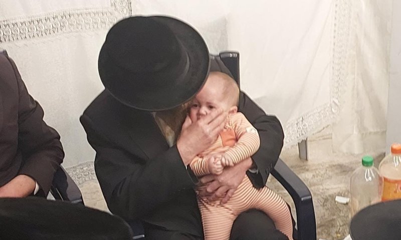 האבא מחזיק את התינוקת שנלקחה מידי אמה ושואל מי יגדל אותה?