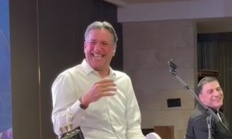 מה גרם לגדול הזמר חיים ישראל להתפקע מצחוק באמצע ההופעה?
